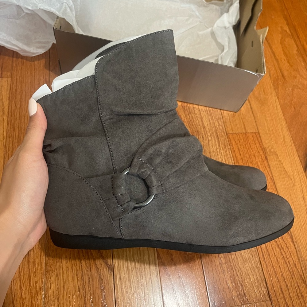 Serena ankle boot in gray